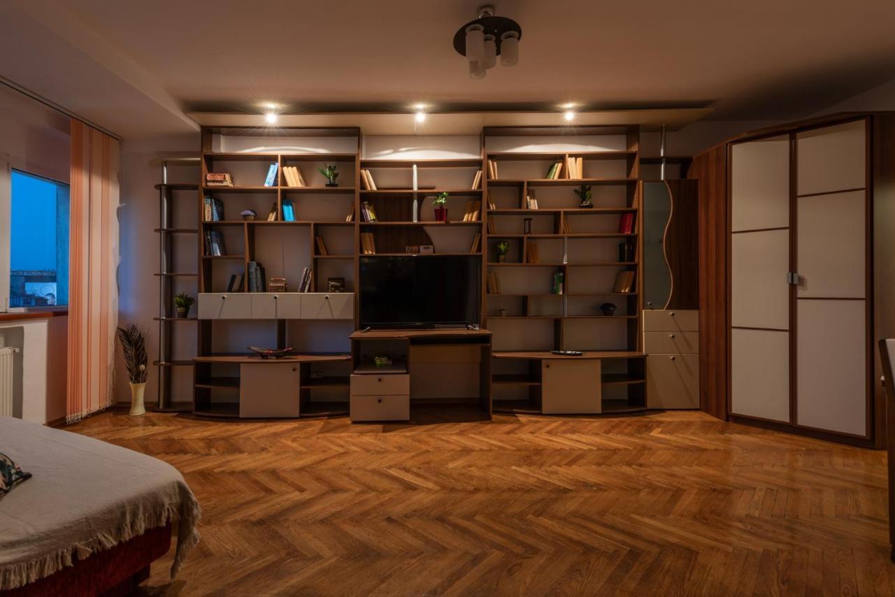 Old Town Home Library Boekarest Buitenkant foto